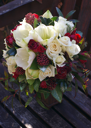 ホワイトアマリリスのラウンドブーケ