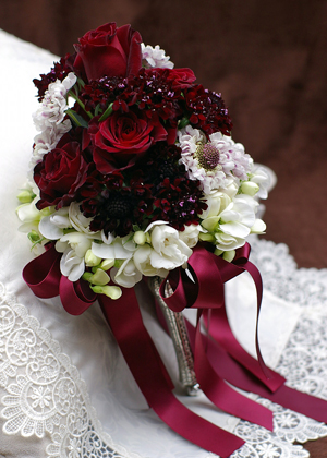 ‘ブラックバカラ'のコーンブーケ