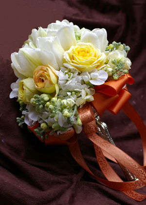 チューリップとバラのラウンドブーケ