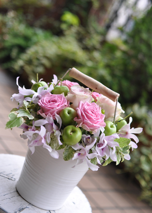 デンファレと林檎のアレンジメント