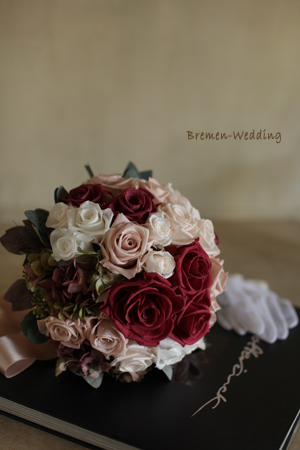 アジサイとバラのラウンドブーケ