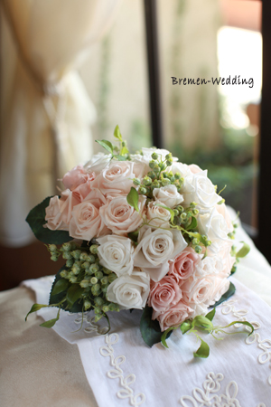 バラと実もののラウンドブーケ