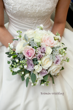 スモーキーピンクのラウンドブーケ