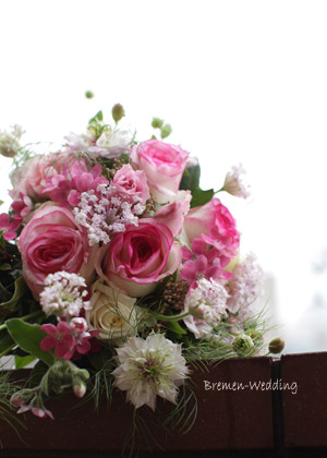 ホットピンクのラウンドブーケ