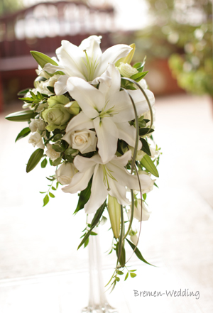 ユリのセミキャスケードブーケ