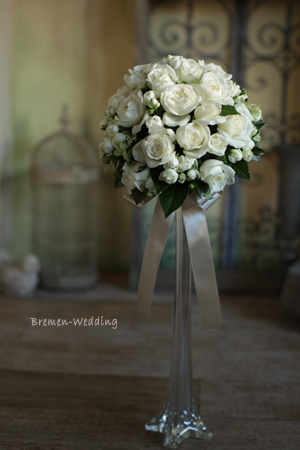 白いバラのラウンドブーケ