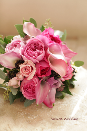 カラーとバラのラウンドブーケ