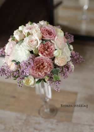 バラとライラックのラウンドブーケ