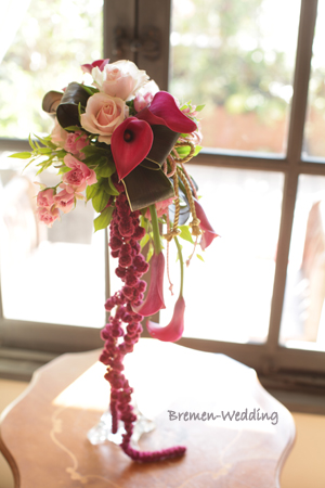 カラーとアマランサスのスレンダーブーケ