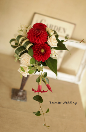 赤いダリアの和装ブーケ