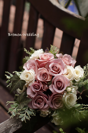 バラ‘エキストリーム'のラウンドブーケ