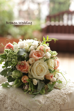 ナチュラルなバラのラウンドブーケ