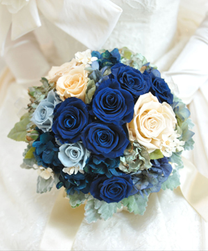 インディゴブルーのラウンドブーケ