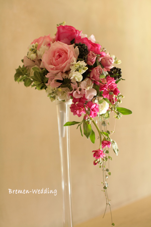 フーシャピンクのキャスケードブーケ