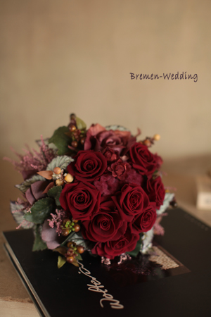 赤いバラのラウンドブーケ