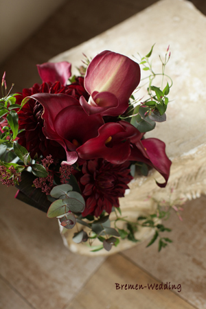 カラーとダリアのクラッチブーケ