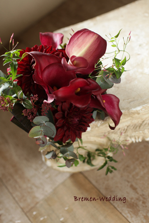 カラーとダリアのクラッチブーケ