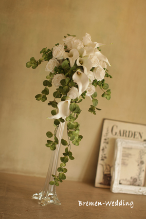 カラーのキャスケードブーケ