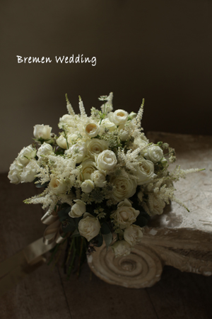 白いバラのクラッチブーケ