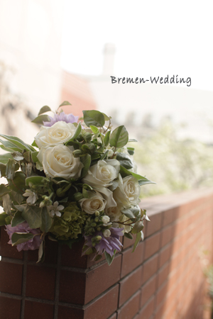 白いバラとクレマチスのクラッチブーケ