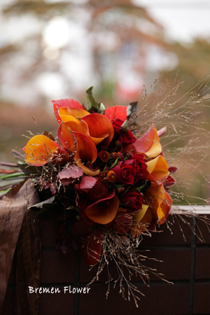 カラーとバラのクラッチブーケ