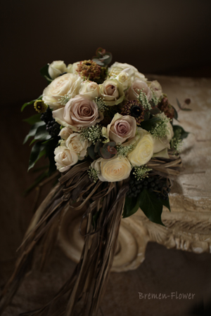 バラとラナンキュラスのクラッチブーケ