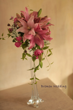 ユリのセミキャスケードブーケ