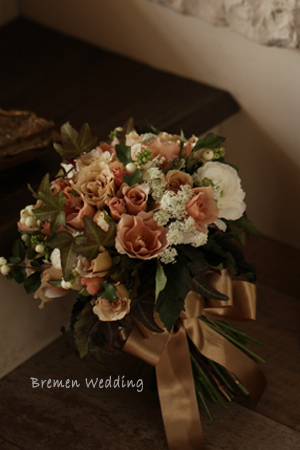 紅茶色のバラのクラッチブーケ