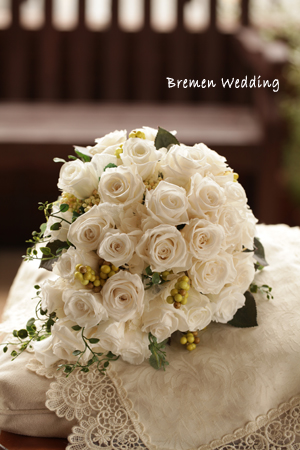 白いバラのティアドロップブーケ