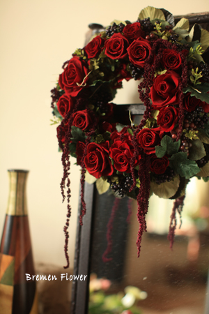 深紅のバラのリース