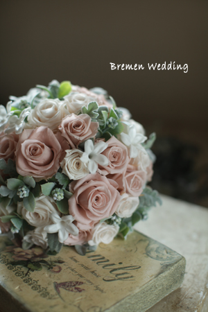 バラとジャスミンのラウンドブーケ