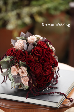 バラとアマランサスのラウンドブーケ