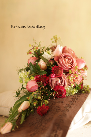 バラとチューリップの流れるブーケ