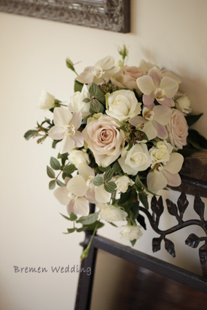 コチョウランとバラのブーケ