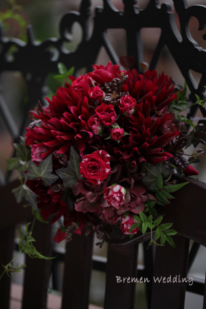 ダリアとバラのラウンドブーケ