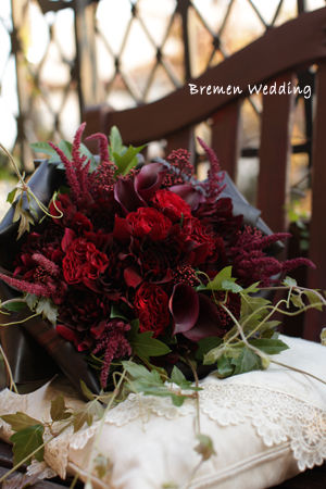 バラとカラーのクラッチブーケ