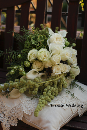 バラとカラーのクラッチブーケ