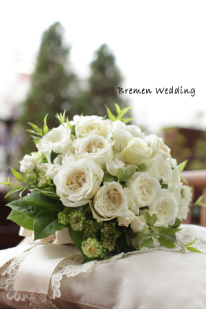 白いバラのクラッチブーケ