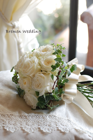 白いバラのクラッチブーケ