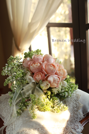 バラとライラックのクラッチブーケ