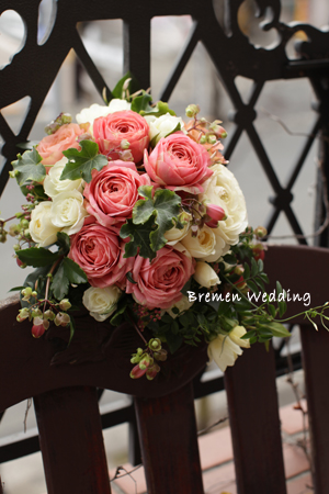 バラ「ピンクラナンキュラ」のラウンドブーケ