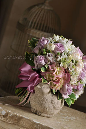 バラとアジサイのクラッチブーケ