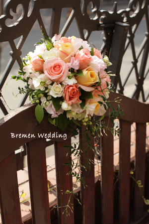 バラとジャスミンのラウンドブーケ