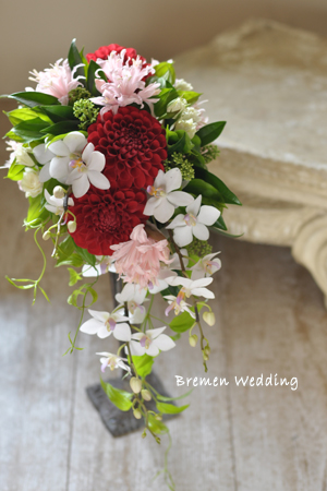 ダリアとコチョウランのブーケ