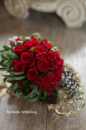 バラとミスカンサスのクラッチブーケ