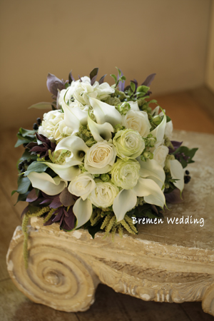 白いカラーのクラッチブーケ