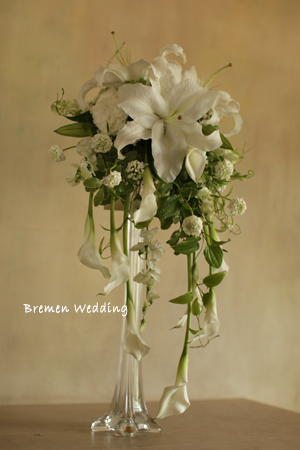 白いユリのデザインブーケ