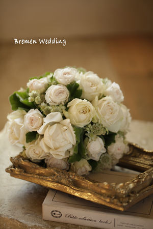 バラとアストランティアのラウンドブーケ