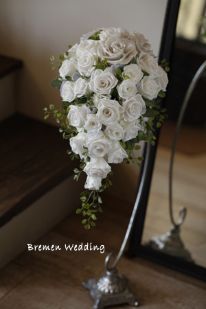 白いバラのキャスケードブーケ