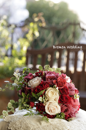 ダリアとバラのラウンドブーケ